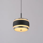 Moderne LED-Pendelleuchte mit schwarzem und silbernem Design, seitliche Perspektive