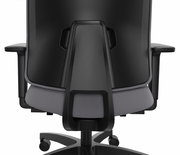 Rückansicht eines modernen Drehstuhls mit schwarzer Rückenlehne und grauem Sitzpolster, Armlehnen und Rollen.