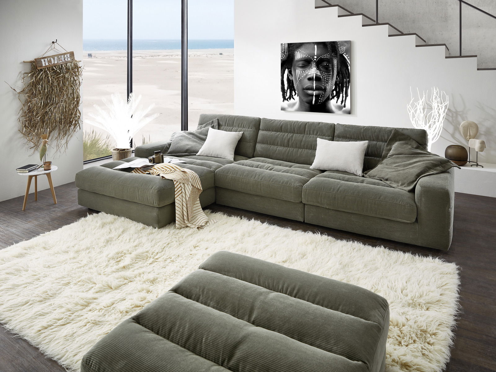 Pure Home Lifestyle Longchairkombination PURE 972 Gemütliche Longchairkombination in modernem Wohnzimmer mit Blick auf den Strand durch große Fenster.