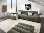 Gemütliche Longchairkombination in modernem Wohnzimmer mit Blick auf den Strand durch große Fenster.