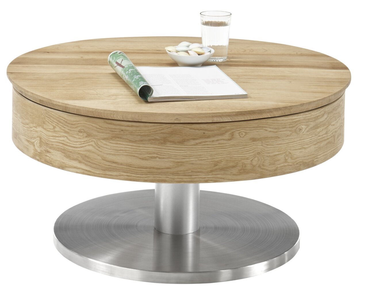 Ronde houten salontafel met metalen onderstel, gefotografeerd vanuit een schuine hoek van bovenaf, met een glas water, een tijdschrift en een schaal op het tafelblad.