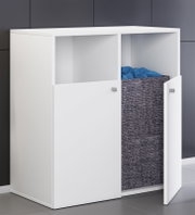 Weißer Wäscheschrank/Wäschetruhe mit zwei Frontklappen, eine Klappe geöffnet mit Stoff-Wäschesack in Grau und blauer Wäsche, schräg von vorn rechts aufgenommen