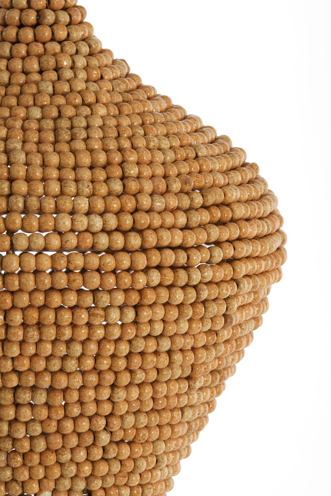 Nahaufnahme einer Hängeleuchte mit runden, holzfarbenen Perlen in seitlicher Perspektive.