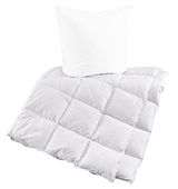 Weiße Bettdecke und Kissen in einer schrägen Draufsicht