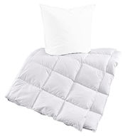 Weiße Bettdecke und Kissen in einer schrägen Draufsicht