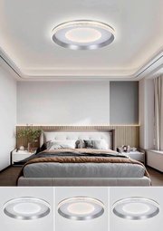 Moderne led-plafondlamp in een stijlvolle slaapkamer, van onderaf gezien.
