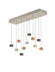 Moderne Pendelleuchte mit mehreren kugelförmigen Lampenschirmen in verschiedenen Farben, von unten betrachtet.