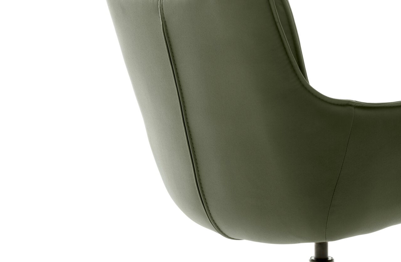 Rückansicht eines grünen Sessels mit glatter Polsterung und Nahtdetails.