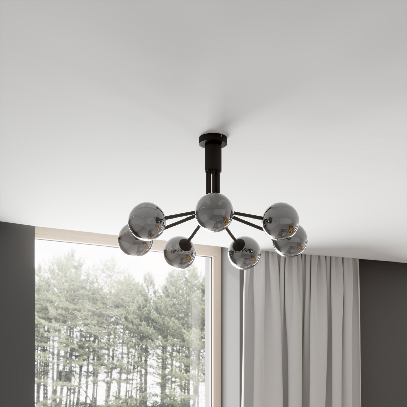 Moderne plafondlamp in Sputnik-stijl met een zwart metalen frame en zes rookgrijze glazen bollen, gefotografeerd vanuit een licht schuin perspectief vanuit de woonkamer, voor het raam en het gordijn.