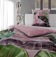 Wendebettwäsche mit tropischem Design in Rosa und Grün, Nahaufnahme von Bett und Kissen in einem modernen Schlafzimmer.