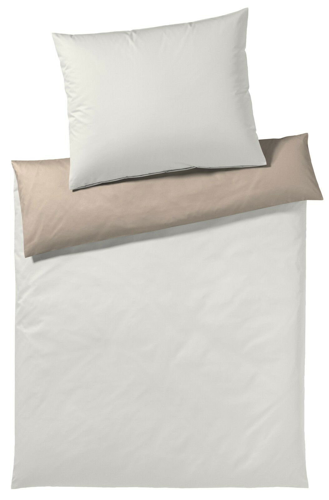 Bettwäsche-Set in Weiß und Beige, bestehend aus einem Kopfkissenbezug und einem Bettdeckenbezug, aus der Vogelperspektive fotografiert.