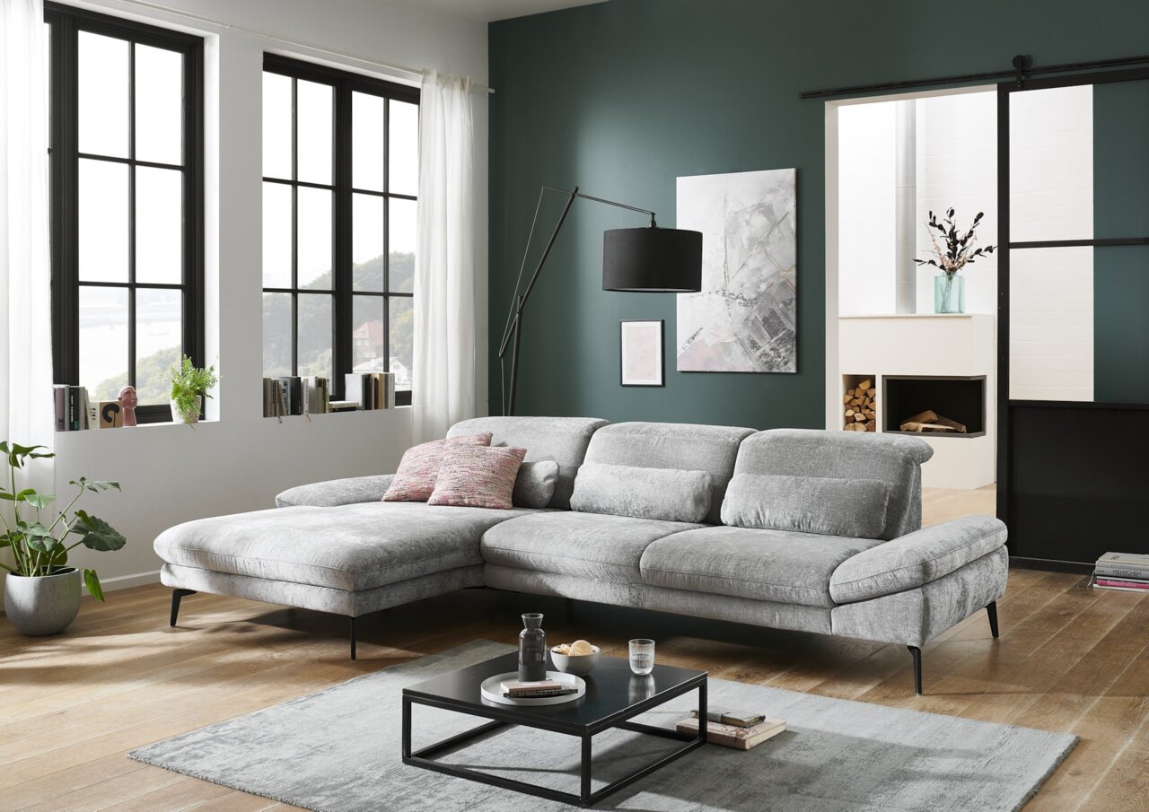 Grijze longchair-set in een moderne woonkamer, zijaanzicht