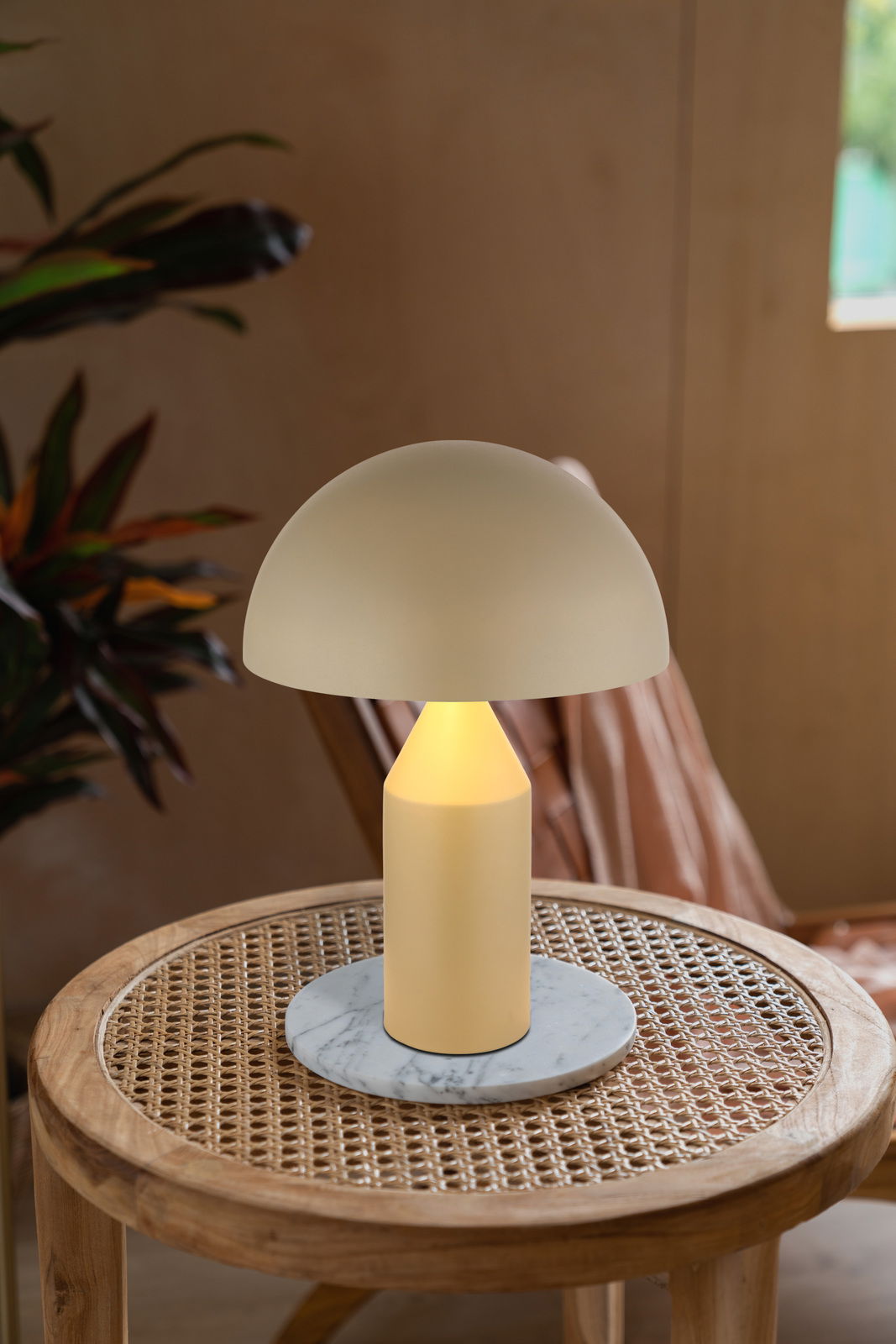 Globo Lighting Tischleuchte ATOMA Moderne Tischleuchte ATOMA mit rundem Schirm und zylindrischem Sockel auf einem Holztisch, seitliche Perspektive.