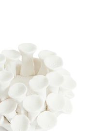 Weißer Teelichthalter mit organischer Struktur, von oben fotografiert