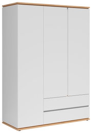 Weißer Kleiderschrank mit zwei Türen und zwei Schubladen, mit Holzdeckplatte und Holzsockel, fotografiert in leichter Front-Links-Perspektive.