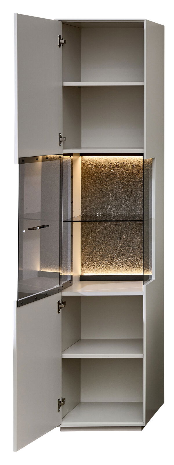 Vitrine mit mehreren Fächern und Glastür, beleuchtet von innen, Perspektive von vorne