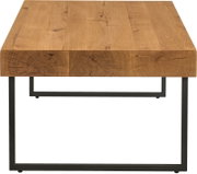 Moderne houten salontafel met metalen onderstel, vooraanzicht