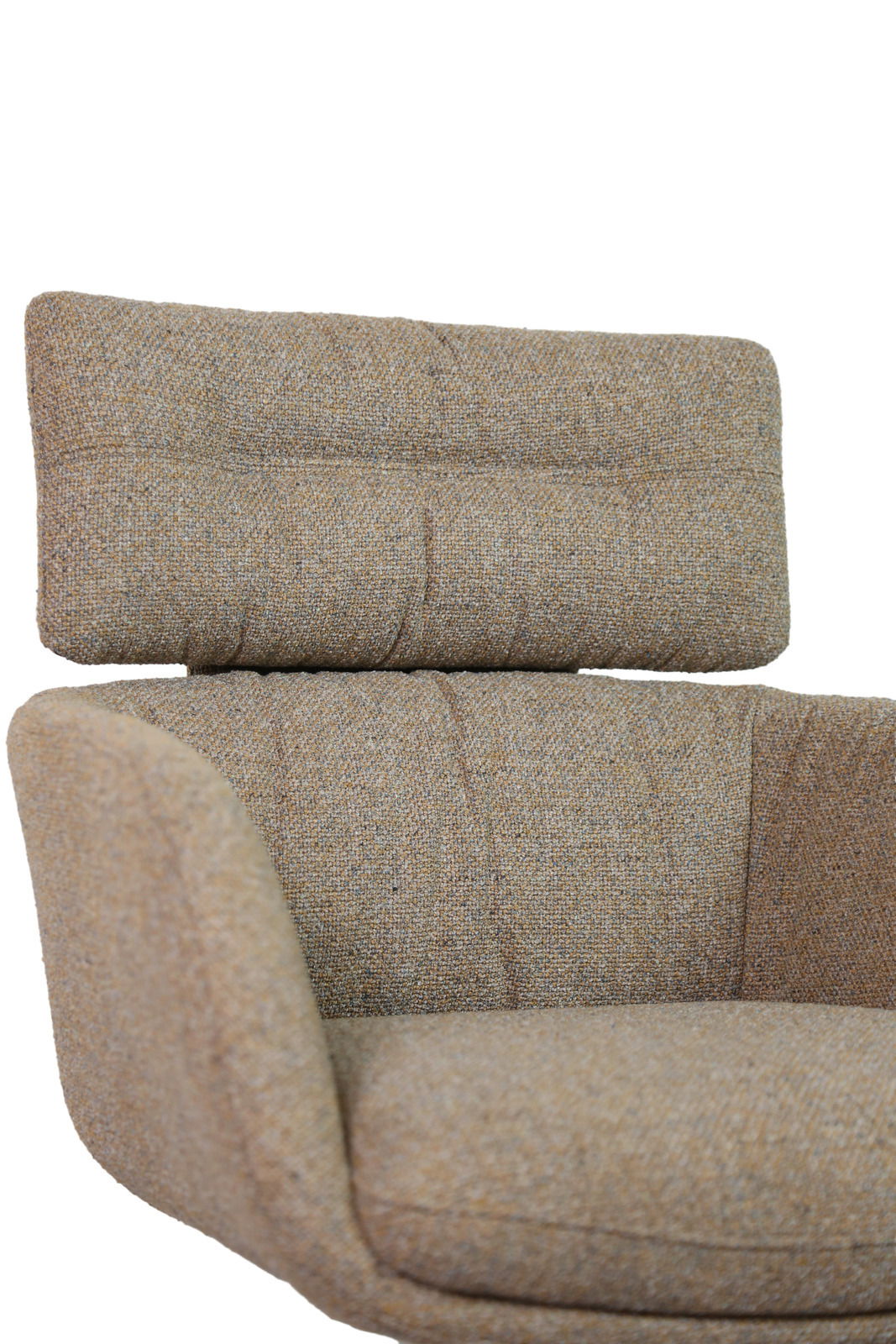 Nahaufnahme eines Armlehnstuhls mit beigem Stoffbezug, Ansicht von vorne