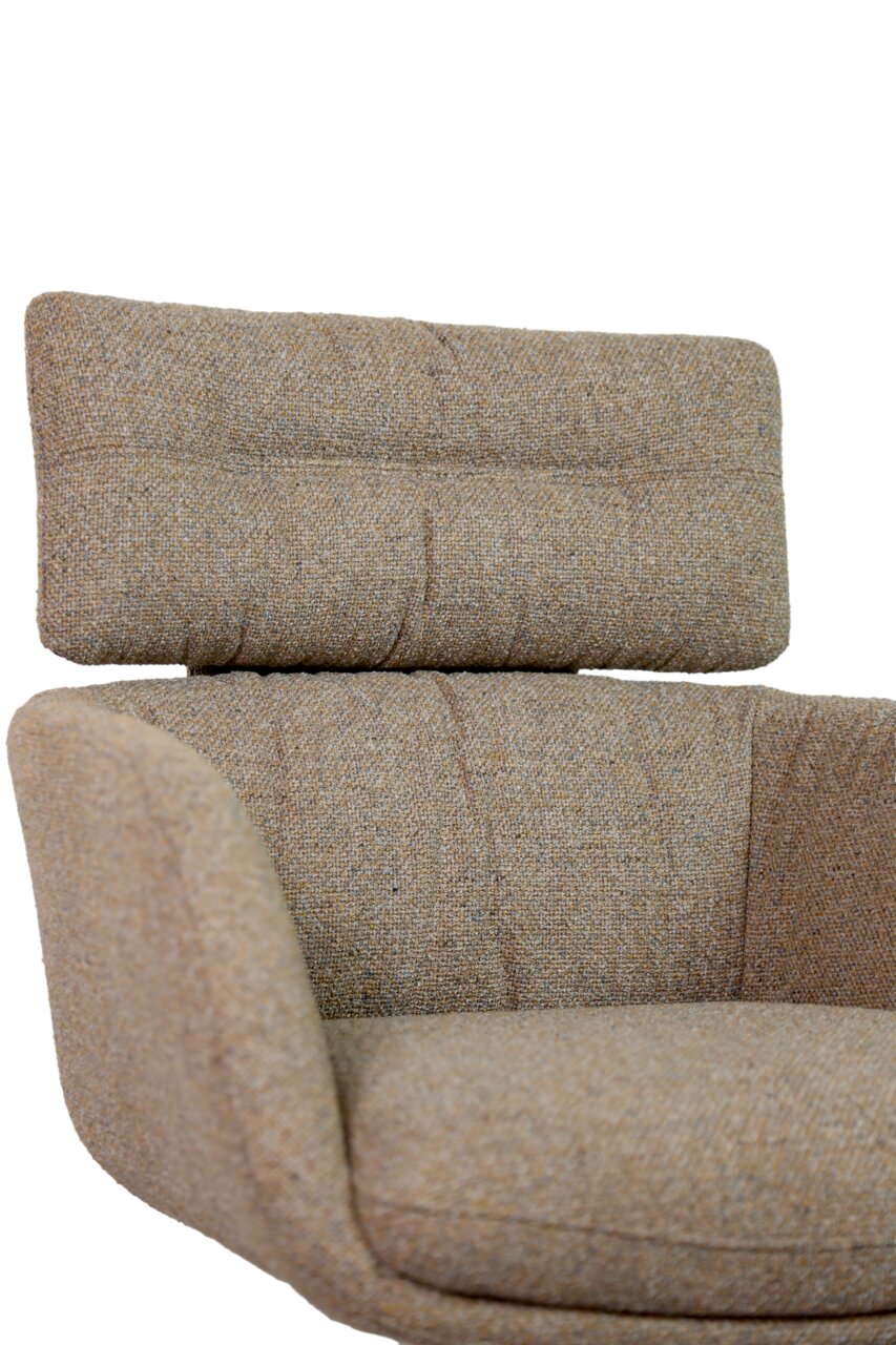 Dieter Knoll Armlehnstuhl PABLO Nahaufnahme eines Armlehnstuhls mit beigem Stoffbezug, Ansicht von vorne