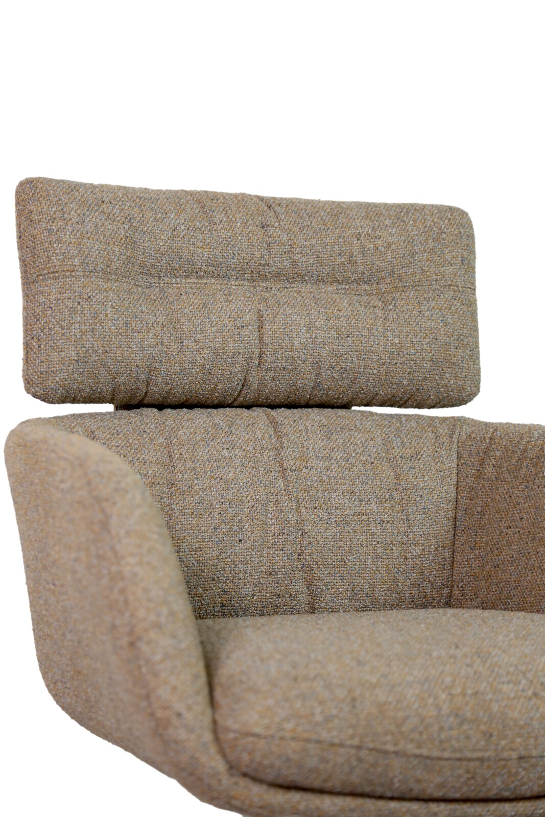 Dieter Knoll Armlehnstuhl PABLO Nahaufnahme eines Armlehnstuhls mit beigem Stoffbezug, Ansicht von vorne