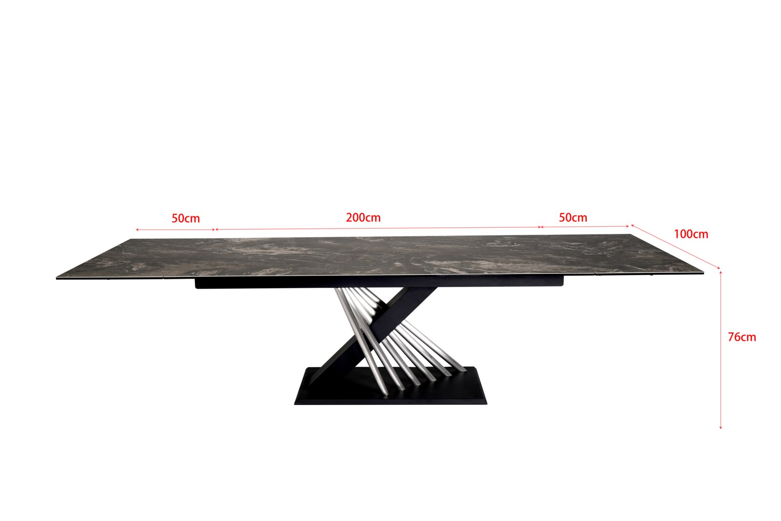 Ausziehbarer Esstisch aus frontaler Perspektive mit dunkel marmorierter Tischplatte, schwarzem Metallgestell und silberfarbenen Streben, ausgezogen 300 × 100 × 76 cm groß.