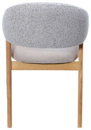 Rückansicht eines Armlehnstuhls mit grauem Stoffbezug und Holzbeinen