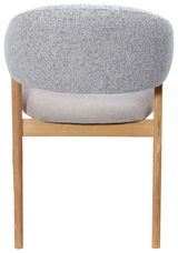 Rückansicht eines Armlehnstuhls mit grauem Stoffbezug und Holzbeinen