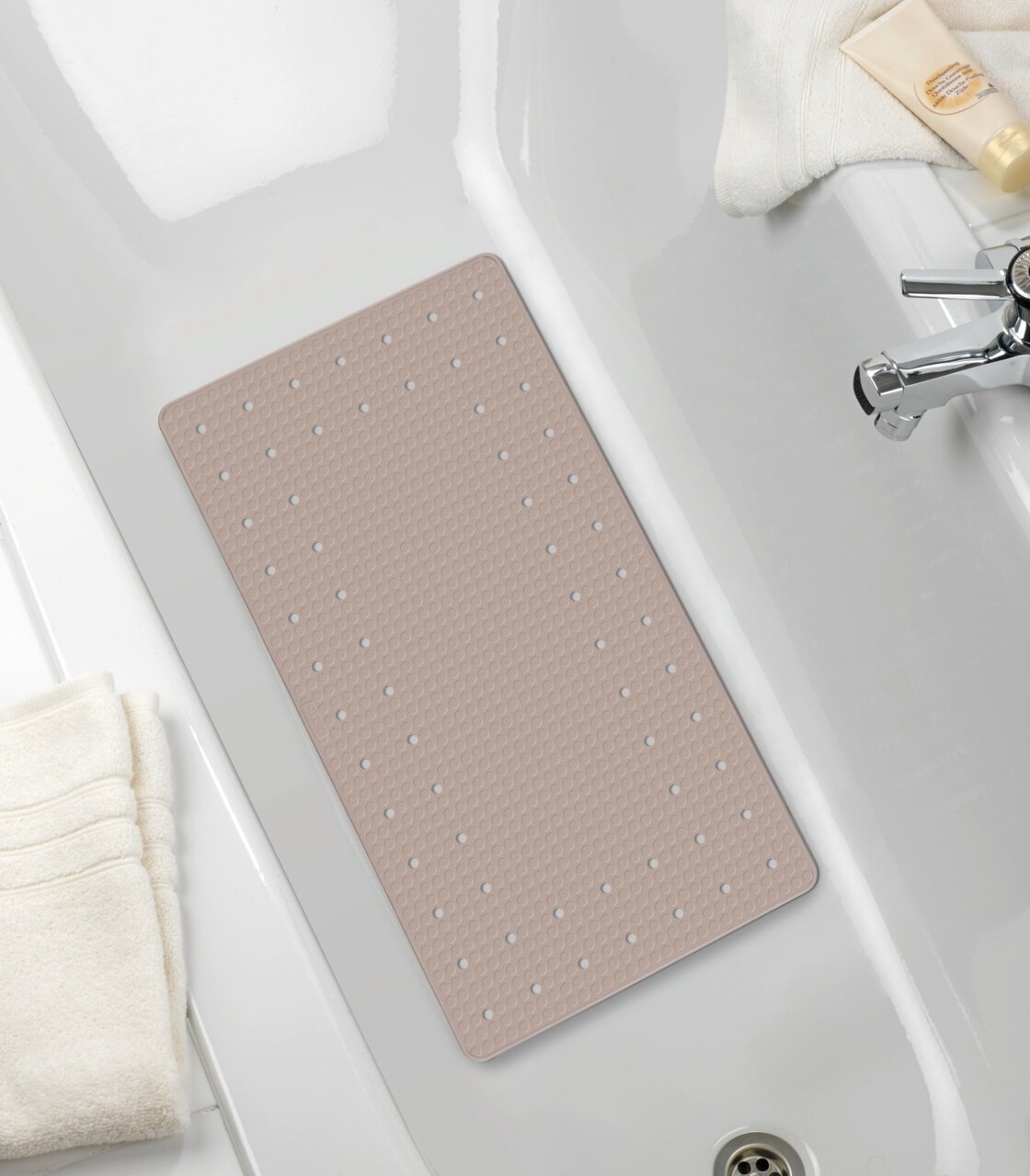 Taupefarbene Wanneneinlage Mirasol in einer Badewanne, von oben fotografiert.