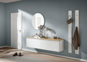 Modernes Flur-Set mit schwebendem weißen Sideboard und Holzplatte, rundem Wandspiegel und zwei weißen Garderobenpaneelen mit Haken; Perspektive: frontale Ansicht auf Augenhöhe.