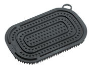 Schwarzer Silikonschwamm mit Noppenstruktur, von oben betrachtet.