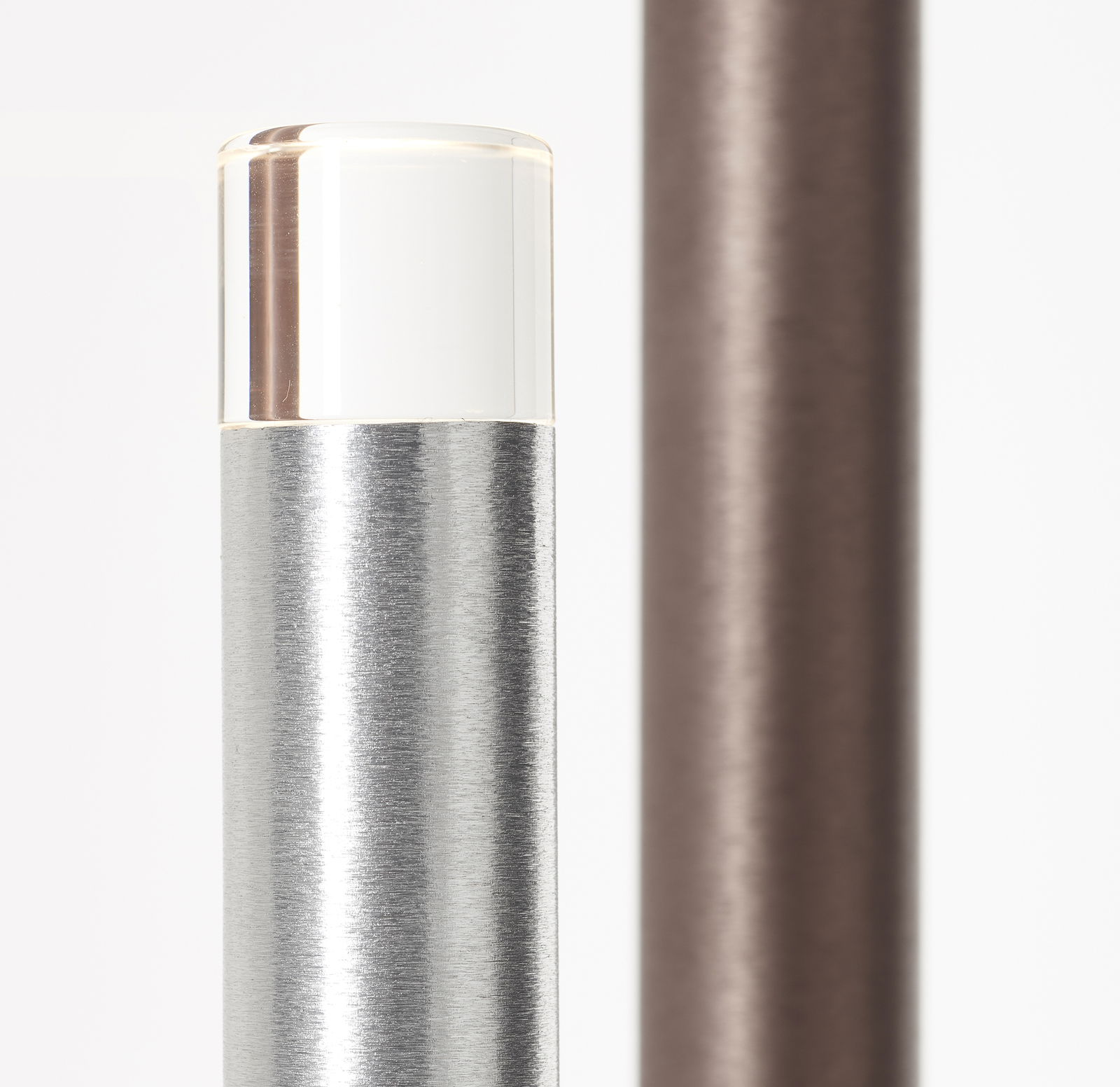 Nahaufnahme eines modernen LED-Leuchtstabes mit silbernem Metallgehäuse und weißem Diffusor, seitliche Perspektive.