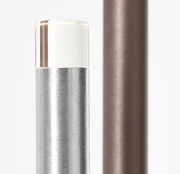 Nahaufnahme eines modernen LED-Leuchtstabes mit silbernem Metallgehäuse und weißem Diffusor, seitliche Perspektive.