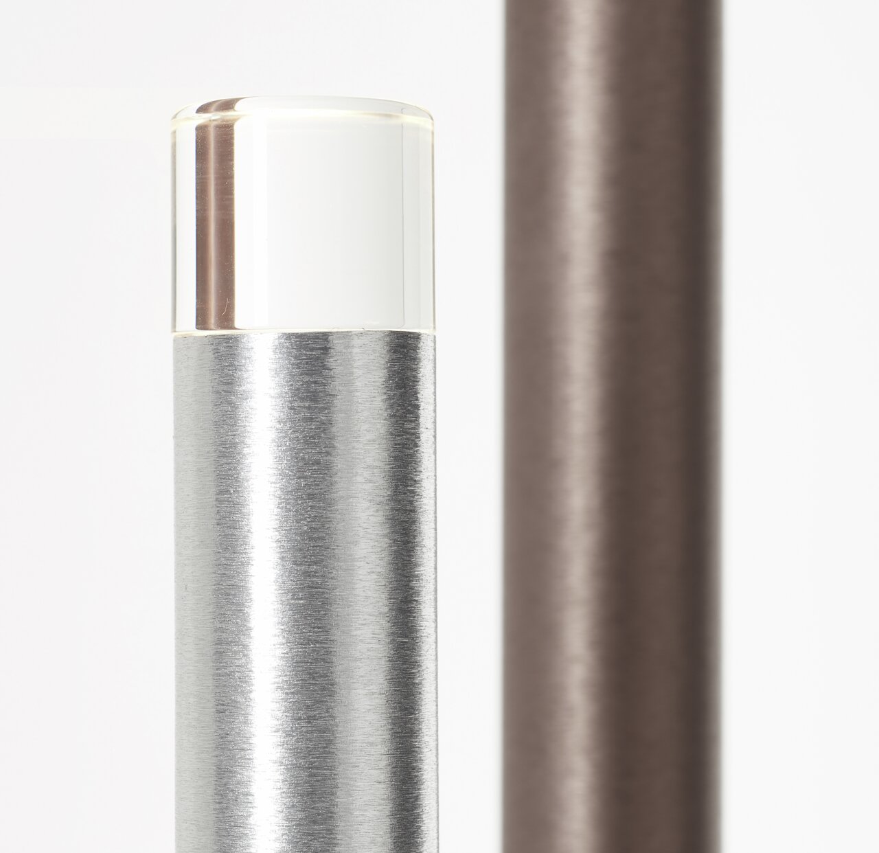 Nahaufnahme eines modernen LED-Leuchtstabes mit silbernem Metallgehäuse und weißem Diffusor, seitliche Perspektive.