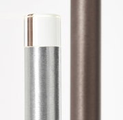 Nahaufnahme eines modernen LED-Leuchtstabes mit silbernem Metallgehäuse und weißem Diffusor, seitliche Perspektive.