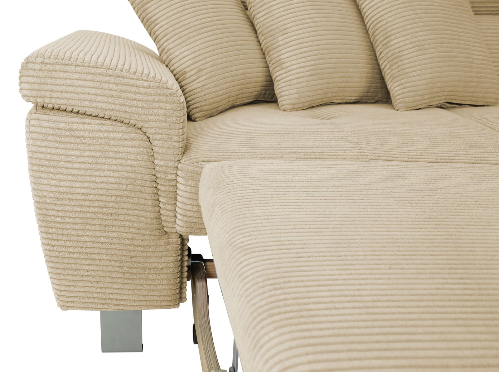 Nahaufnahme einer beige gestreiften Rundecke mit Kissen, seitliche Perspektive.