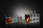 Set aus acht Gläsern mit Strohhalmen, teilweise gefüllt mit Getränken, auf einer reflektierenden Oberfläche, seitliche Perspektive.