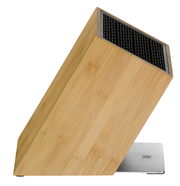 Schrägansicht eines unbestückten Messerblocks aus Bambus mit schwarzem Einsatz und Metallfuß.