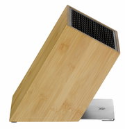 Schrägansicht eines unbestückten Messerblocks aus Bambus mit schwarzem Einsatz und Metallfuß.