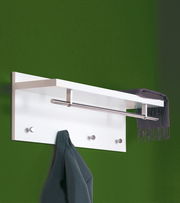Wandgarderobe mit weißem Regalbrett, Metallstange und Haken, seitliche Perspektive