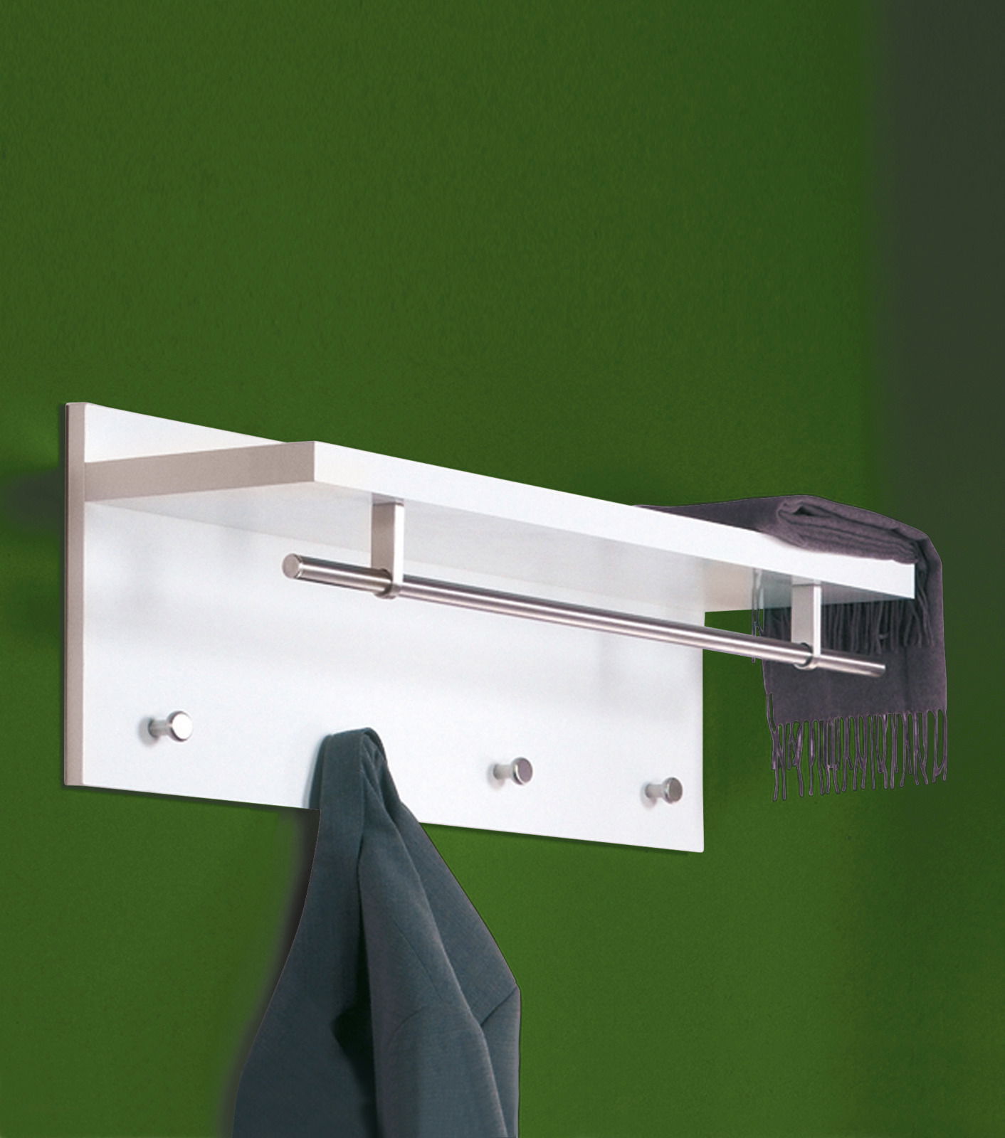 Wandgarderobe mit weißem Regalbrett, Metallstange und Haken, seitliche Perspektive