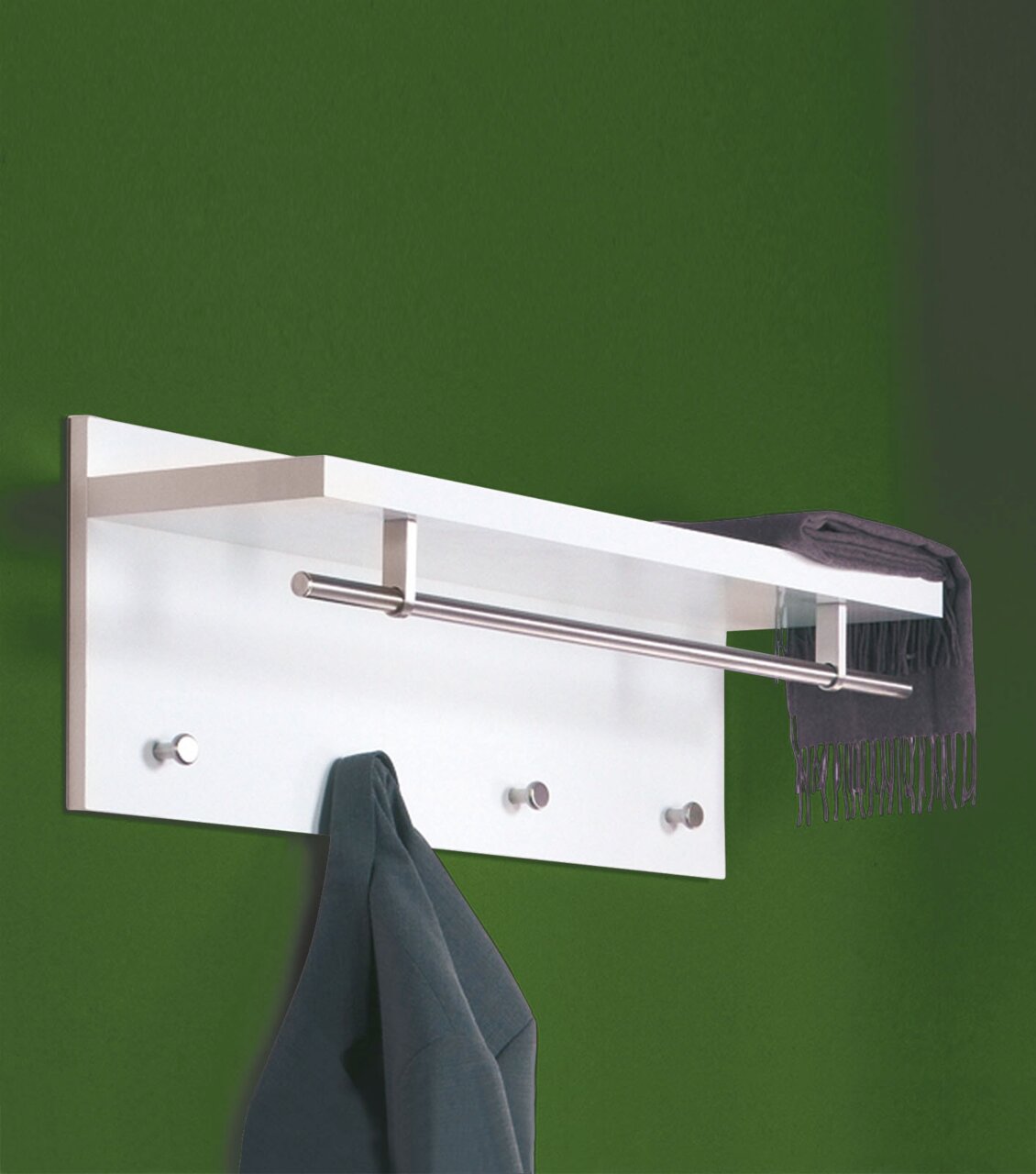 Wandgarderobe mit weißem Regalbrett, Metallstange und Haken, seitliche Perspektive