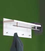 Wandgarderobe mit weißem Regalbrett, Metallstange und Haken, seitliche Perspektive