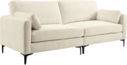 Beiges 2-Sitzer-Sofa mit weichem Stoffbezug, zwei Sitzkissen, zwei Rückenkissen und schwarzen Metallfüßen, schräg von vorne links fotografiert