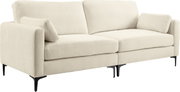 Beiges 2-Sitzer-Sofa mit weichem Stoffbezug, zwei Sitzkissen, zwei Rückenkissen und schwarzen Metallfüßen, schräg von vorne links fotografiert
