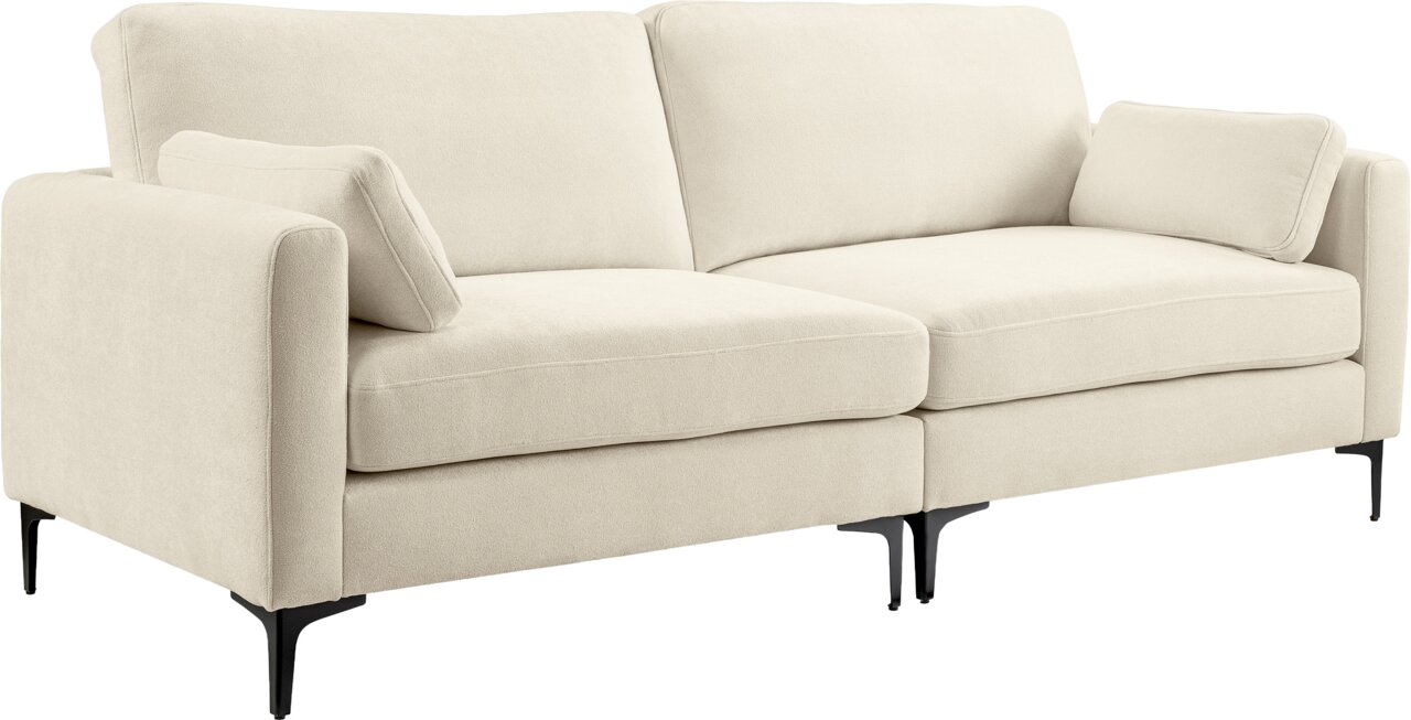 Beiges 2-Sitzer-Sofa mit weichem Stoffbezug, zwei Sitzkissen, zwei Rückenkissen und schwarzen Metallfüßen, schräg von vorne links fotografiert