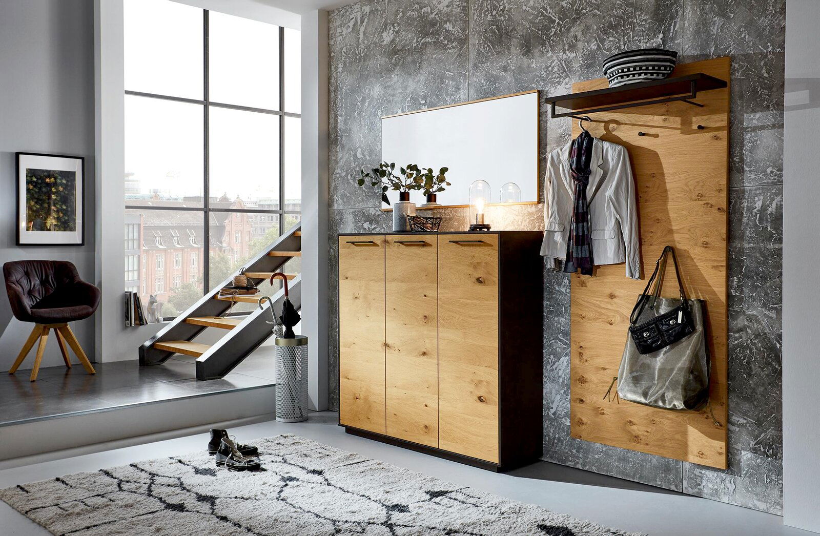 Moderne Garderobenkombination mit Holzoptik, bestehend aus Schuhkommode, Spiegel und Garderobenpaneel, seitliche Perspektive