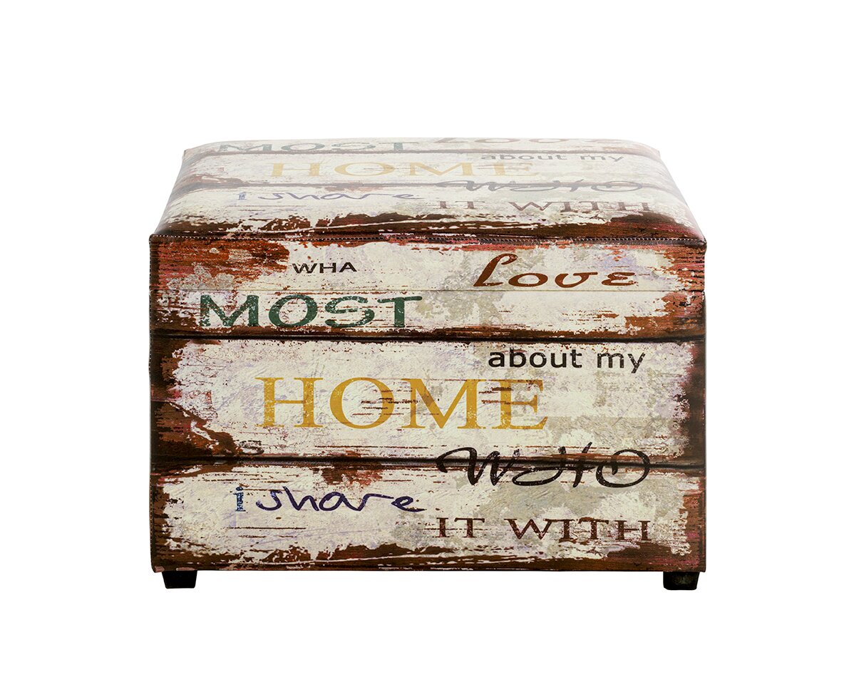 Quadratischer Sitzhocker/Truhenhocker im Vintage-Look mit Schriftzug „Home“, Frontansicht leicht von oben, auf weißen Hintergrund