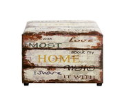 Quadratischer Sitzhocker/Truhenhocker im Vintage-Look mit Schriftzug „Home“, Frontansicht leicht von oben, auf weißen Hintergrund