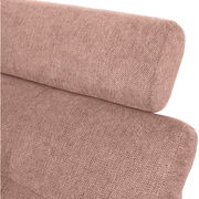 Nahaufnahme einer strukturierten, rosafarbenen Polsterung eines Sofas aus seitlicher Perspektive.