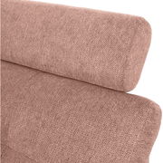 Nahaufnahme einer strukturierten, rosafarbenen Polsterung eines Sofas aus seitlicher Perspektive.